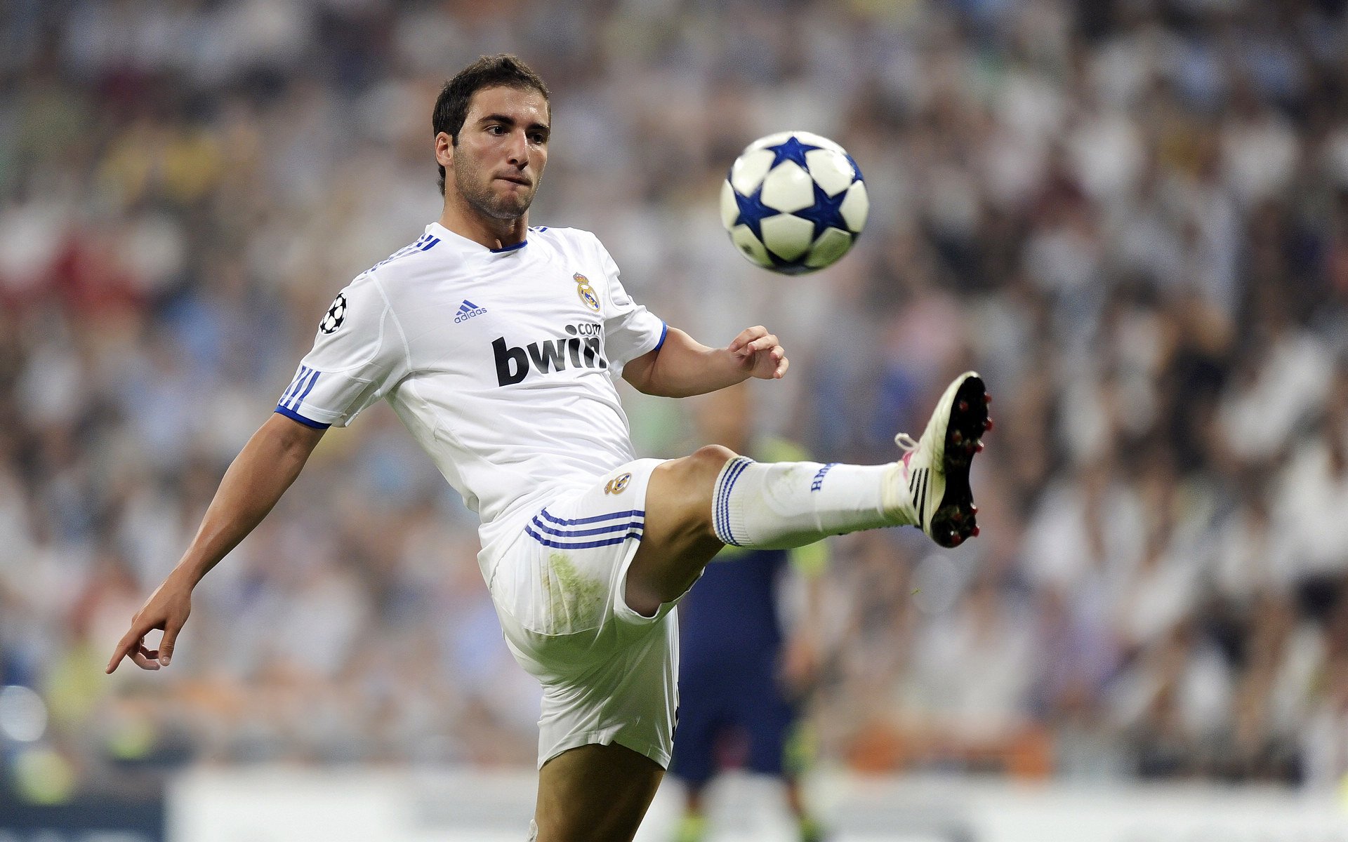 跨界创新:足球与音乐、电影的深度结合,足球经典音乐